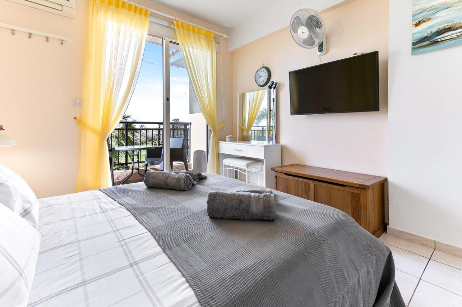 Sunny View - A Stunning Apartment With Private Rooftop Paphos Esterno foto
