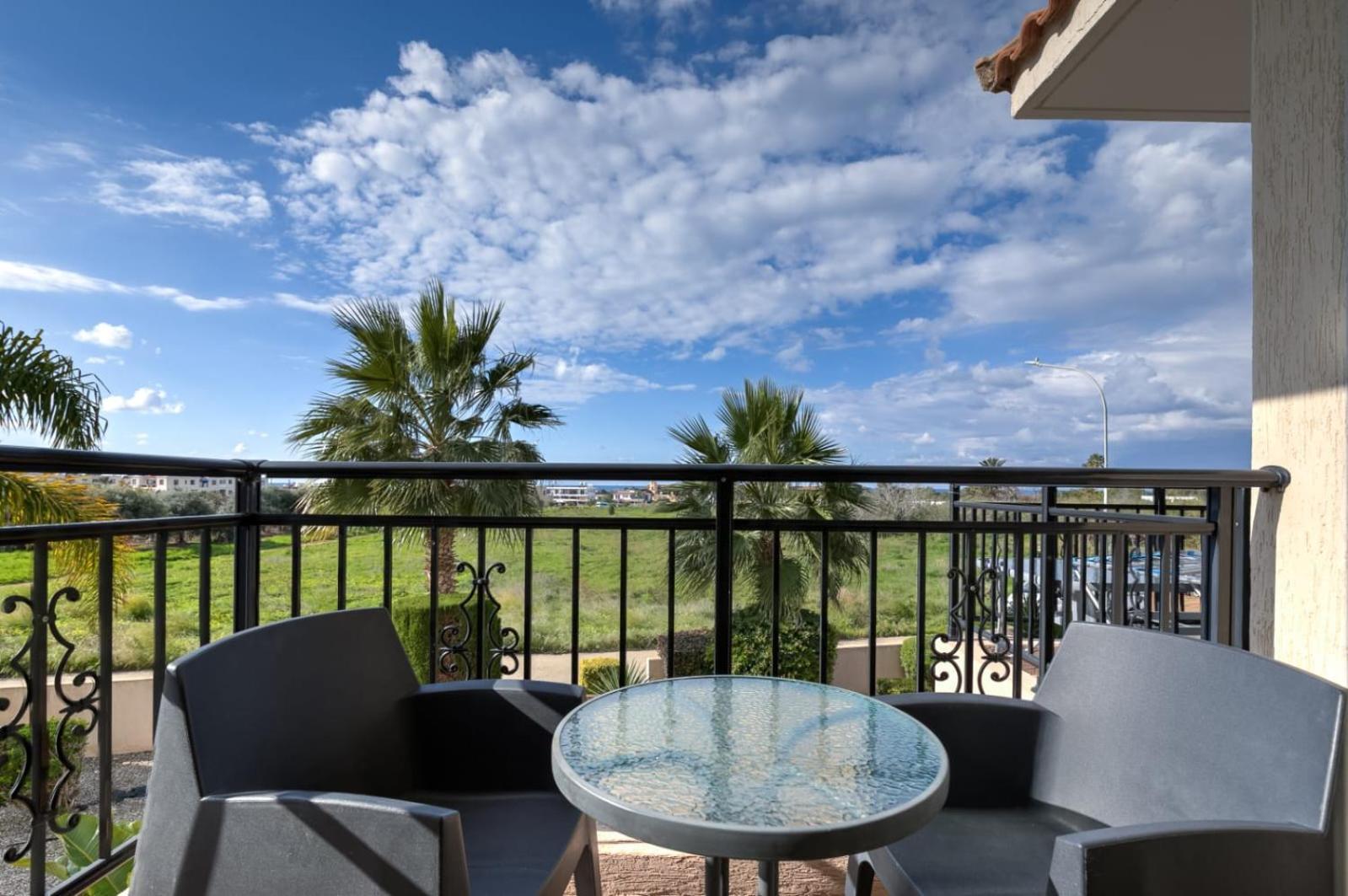 Sunny View - A Stunning Apartment With Private Rooftop Paphos Esterno foto