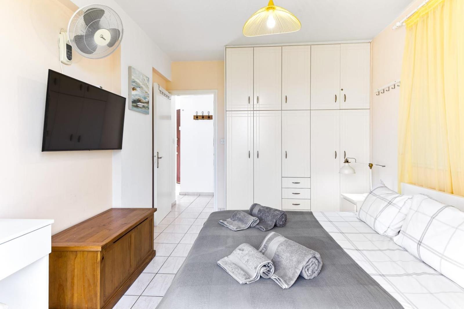 Sunny View - A Stunning Apartment With Private Rooftop Paphos Esterno foto