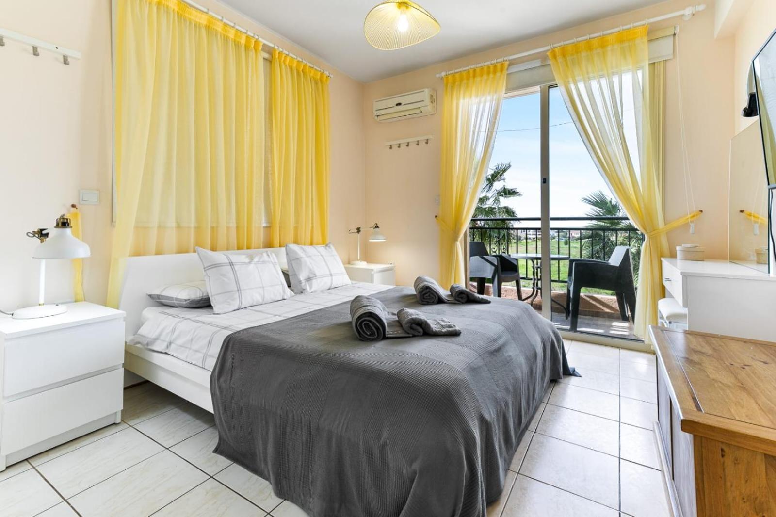 Sunny View - A Stunning Apartment With Private Rooftop Paphos Esterno foto