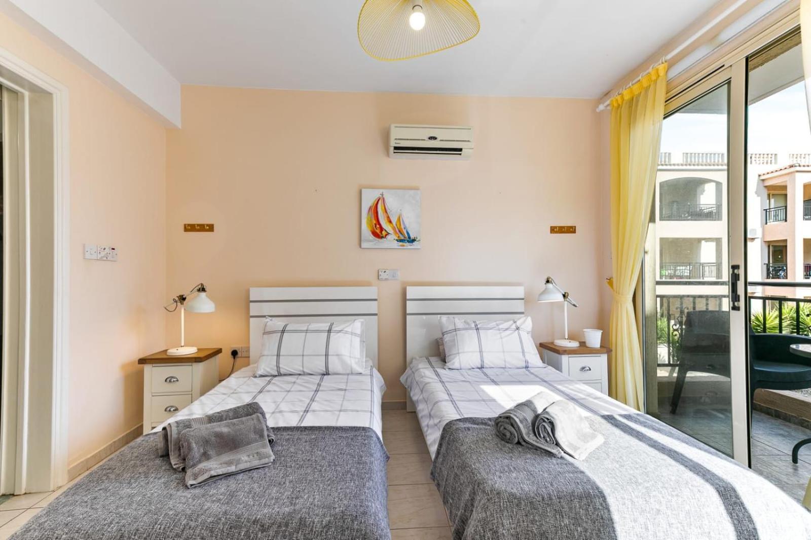 Sunny View - A Stunning Apartment With Private Rooftop Paphos Esterno foto